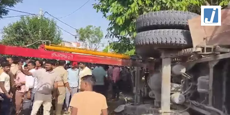 कोयले से भरा ट्रक पलटा, दो लोगों की मौके पर मौत कोयले से भरा ट्रक पलटा, दो लोगों की मौके पर मौत