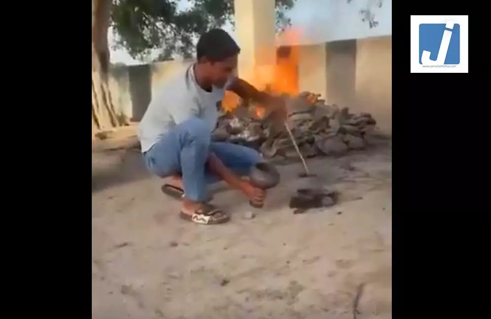 श्मशान में जलती चिता से हुक्का सुलगाने की घिनौनी हरकत, फैला आक्रोश, पुलिस का बड़ा एक्शन श्मशान में जलती चिता से हुक्का सुलगाने की घिनौनी हरकत, फैला आक्रोश, पुलिस का बड़ा एक्शन