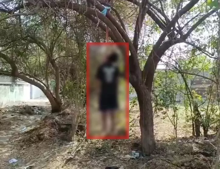 BSP कैंटीन के कुक ने पेड़ से लटककर की खुदकुशी, देखें VIDEO... BSP कैंटीन के कुक ने पेड़ से लटककर की खुदकुशी, देखें VIDEO...