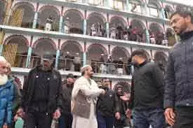 मीरवाइज ने Hyderpora में आग प्रभावित मदरसा अशरफ-उल-उलूम का दौरा किया मीरवाइज ने Hyderpora में आग प्रभावित मदरसा अशरफ-उल-उलूम का दौरा किया