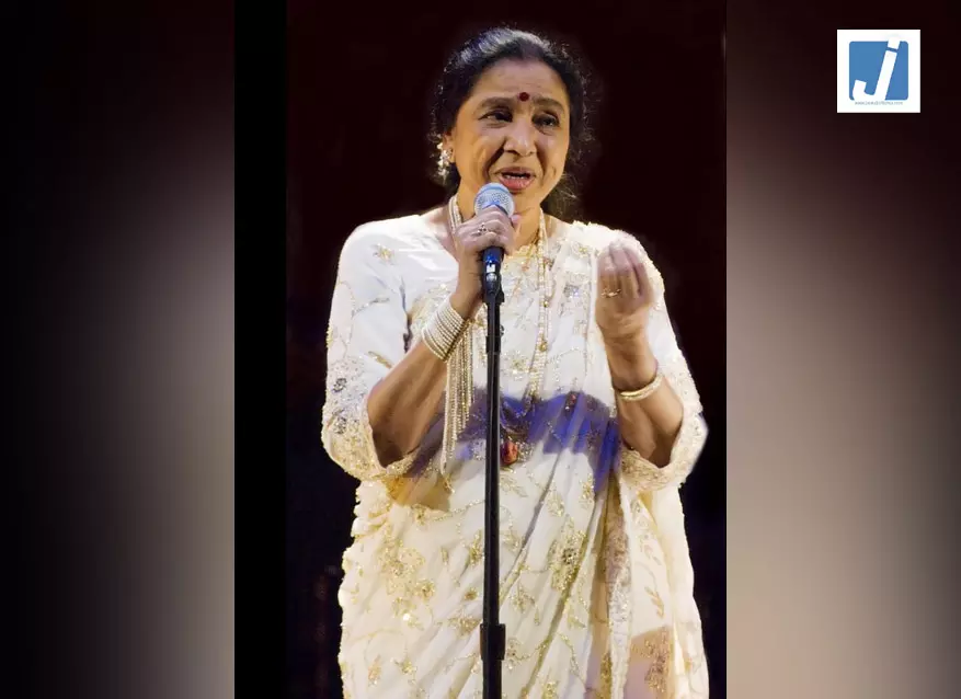 Asha Bhosle: रेडियो पर बैन तो दूरदर्शन ने हटा दिया था आशा भोसले का यह गाना, फिर भी बेस्ट प्लेबैक सिंगर का अवॉर्ड अपने नाम किया Asha Bhosle: रेडियो पर बैन तो दूरदर्शन ने हटा दिया था आशा भोसले का यह गाना, फिर भी बेस्ट प्लेबैक सिंगर का अवॉर्ड अपने नाम किया