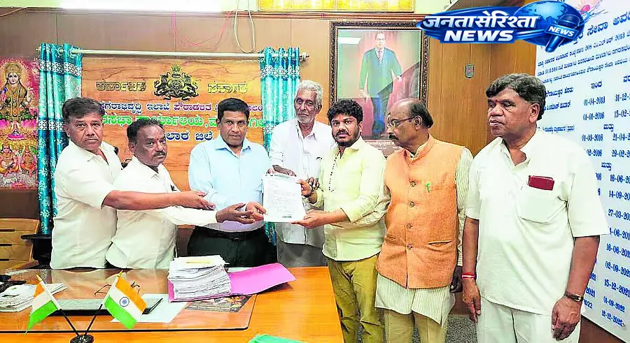 Karnataka : झीलों और कब्रिस्तान की ज़मीन पर कब्ज़ा हटाने की मांग Karnataka : झीलों और कब्रिस्तान की ज़मीन पर कब्ज़ा हटाने की मांग
