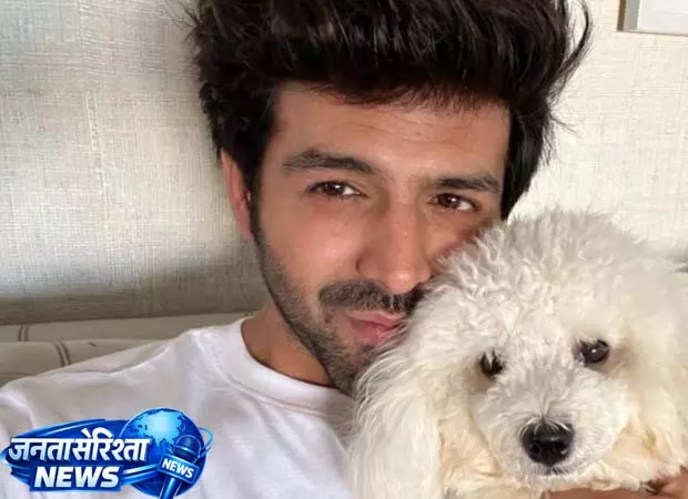 Kartik Aaryan ने पालतू जानवरों कटोरी और चटोरी के साथ नेशनल पेट डे मनाया Kartik Aaryan ने पालतू जानवरों कटोरी और चटोरी के साथ नेशनल पेट डे मनाया