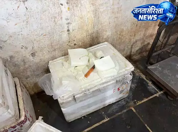 रायपुर में पनीर फैक्ट्री पर खाद्य विभाग का छापा, उत्पादों के सैंपल लिए गए रायपुर में पनीर फैक्ट्री पर खाद्य विभाग का छापा, उत्पादों के सैंपल लिए गए
