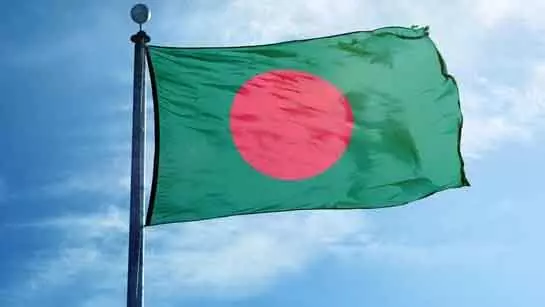 Bangladesh में भीड़ ने हिंदू घरों और दुकानों पर हमला किया Bangladesh में भीड़ ने हिंदू घरों और दुकानों पर हमला किया