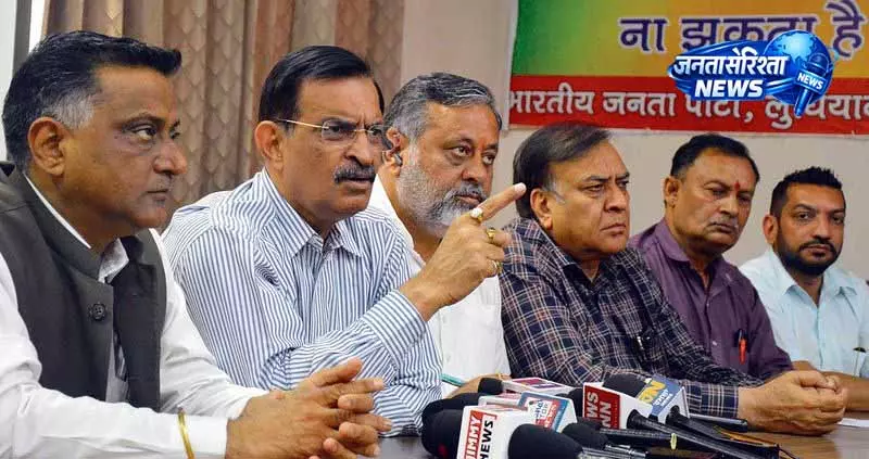 Ludhiana: सिख व्यक्ति के चालान को लेकर सियासत गरम Ludhiana: सिख व्यक्ति के चालान को लेकर सियासत गरम
