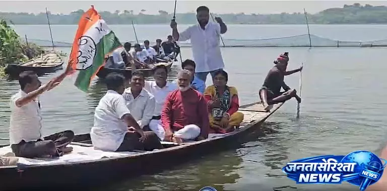 Trinamool उम्मीदवार ने मछुआरों के लिए नाव से प्रचार किया Trinamool उम्मीदवार ने मछुआरों के लिए नाव से प्रचार किया