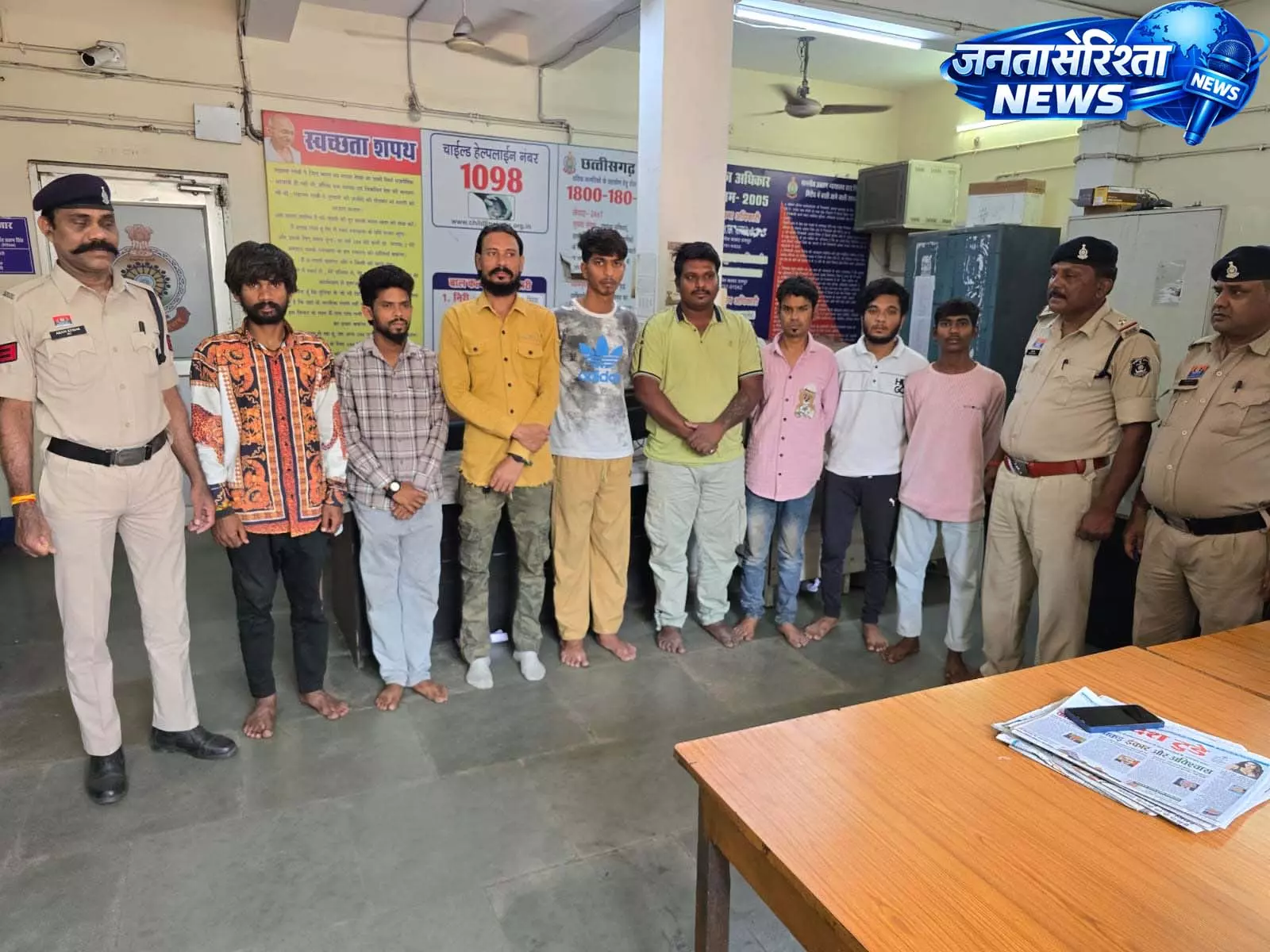 रायपुर में तड़के पुलिस का बड़ा अभियान, 132 हिस्ट्रीशीटर-बदमाशों की चेकिंग रायपुर में तड़के पुलिस का बड़ा अभियान, 132 हिस्ट्रीशीटर-बदमाशों की चेकिंग