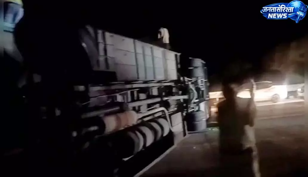 BIG BREAKING: यमुना एक्सप्रेसवे पर बड़ा हादसा, डबल डेकर बस पलटी, 20 यात्री गंभीर घायल BIG BREAKING: यमुना एक्सप्रेसवे पर बड़ा हादसा, डबल डेकर बस पलटी, 20 यात्री गंभीर घायल