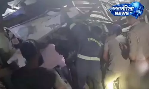 बारातियों की बस और ट्रक में भिड़ंत, 6 की दर्दनाक मौत बारातियों की बस और ट्रक में भिड़ंत, 6 की दर्दनाक मौत