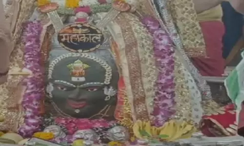 वरुथिनी एकादशी पर माथे पर बेलपत्र और डमरू से सजे बाबा महाकाल, दर्शन कर मंत्रमुग्ध हुए भक्त