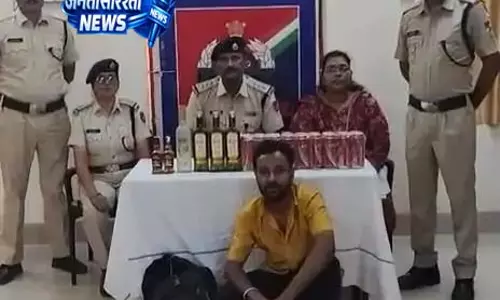 ट्रेन में अटेंडेंट गिरफ्तार, AC कोच में शराब परोसते पकड़ा गया ट्रेन में अटेंडेंट गिरफ्तार, AC कोच में शराब परोसते पकड़ा गया