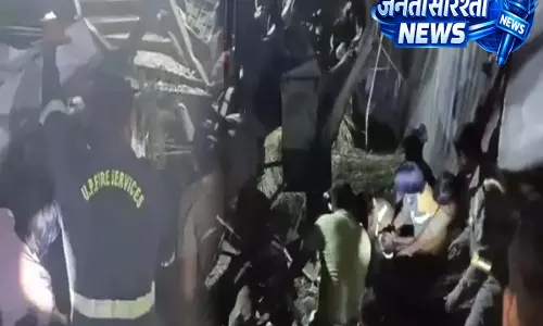 Hapur Tragedy: यूपी में बारात से लौट रही बस की ट्रक से टक्कर, 6 की मौत, कई घायल