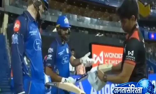 MI-RCB मैच में रोहित शर्मा का बल्ला टेस्ट में फेल, अंपायर से बहस MI-RCB मैच में रोहित शर्मा का बल्ला टेस्ट में फेल, अंपायर से बहस