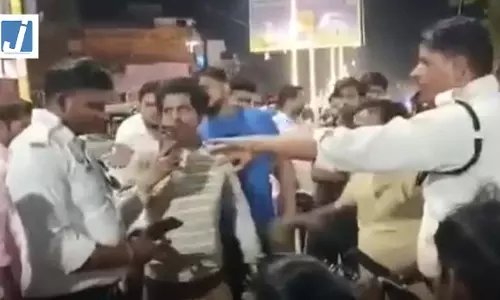 LLB कर रहे हैं, सुप्रीम कोर्ट तक घसीटेंगे... , दो युवक ट्रैफिक पुलिस वालों से उलझ गए LLB कर रहे हैं, सुप्रीम कोर्ट तक घसीटेंगे... , दो युवक ट्रैफिक पुलिस वालों से उलझ गए