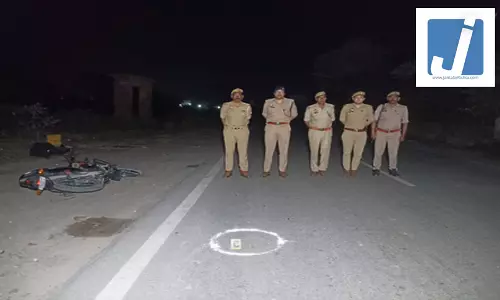 मुठभेड़ में 50 हजार का इनामी बदमाश गिरफ्तार, पैर में लगी गोली मुठभेड़ में 50 हजार का इनामी बदमाश गिरफ्तार, पैर में लगी गोली