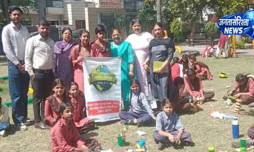 हरियाणा के Yamunanagar में स्कूली छात्राओं ने हरि प्रसाद पार्क को कचरे से सजाया