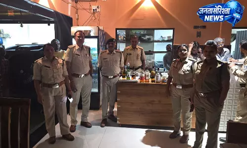 Indore के ढाबों पर अवैध शराब सर्विस पर एक्साइज रेड; दो गिरफ्तार Indore के ढाबों पर अवैध शराब सर्विस पर एक्साइज रेड; दो गिरफ्तार