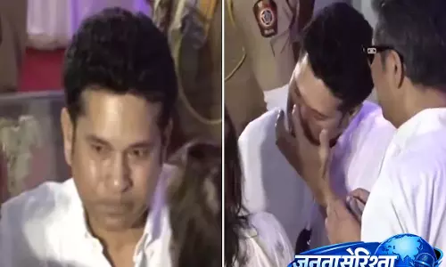 मुंबई में भावुक पल: क्रिकेट दिग्गजों की श्रद्धांजलि के दौरान सचिन तेंदुलकर हुए भावुक