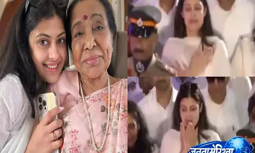 Asha Bhosle का अंतिम संस्कार: पोती Zanai Bhosle अंतिम दर्शन के दौरान भावुक, वीडियो सामने आया