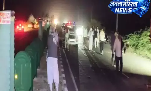 गुजरात के सुरेंद्रनगर में दर्दनाक सड़क हादसा: तेज रफ्तार ट्रक ने श्रद्धालुओं को रौंदा, 7 की मौत, कई घायल गुजरात के सुरेंद्रनगर में दर्दनाक सड़क हादसा: तेज रफ्तार ट्रक ने श्रद्धालुओं को रौंदा, 7 की मौत, कई घायल