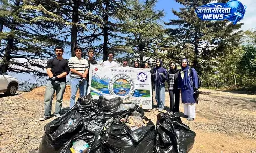 SKIMS MC के ट्रेनी डॉक्टरों ने शंकराचार्य हिल में सफाई अभियान चलाया