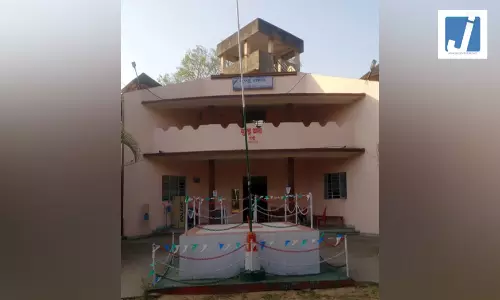 पेड़ से लटकता मिला युवक-युवती का शव, तरह-तरह की चर्चाएं हो रही