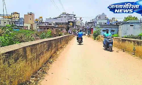 Karnataka : भारी वाहनों का ट्रैफिक, फ्लाईओवर गिरने का डर