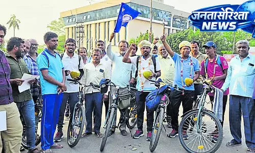 Karnataka : भीम रथ साइकिल जुलूस का नारियल पानी से स्वागत Karnataka : भीम रथ साइकिल जुलूस का नारियल पानी से स्वागत