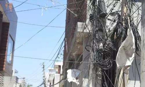 Ludhiana: बिजली के जर्जर तारों से हादसे का डर