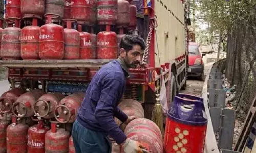 LPG उपलब्धता को लेकर सरकार का बयान LPG उपलब्धता को लेकर सरकार का बयान
