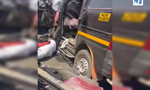 डंपर और ईको कार की टक्कर, 9 लोगों की मौत