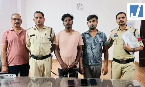 IPL सट्टा रैकेट, पुलिस ने 2 सटोरियों को रंगे हाथ दबोचा IPL सट्टा रैकेट, पुलिस ने 2 सटोरियों को रंगे हाथ दबोचा