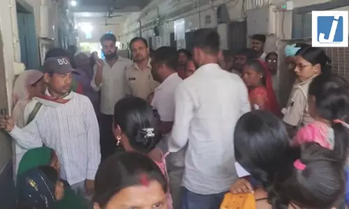 स्कूल वैन पलटने से एक बच्चे की मौत, 12 छात्र घायल
