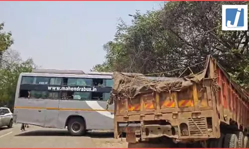 रफ्तार का कहर: NH-30 पर बस-ट्रक में भिड़ंत, हादसे में एक दर्जन से अधिक यात्री जख्मी