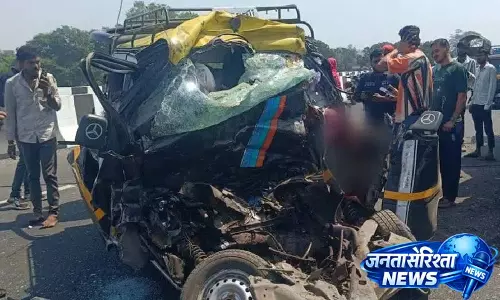 ठाणे में Van-Cement Mixer की टक्कर में 11 लोगों की मौत, 3 घायल ठाणे में Van-Cement Mixer की टक्कर में 11 लोगों की मौत, 3 घायल