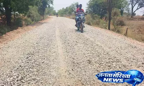 अधिकारियों ने Munipalli में कच्ची सड़क पर तारकोल बिछाया, चिंता जताई