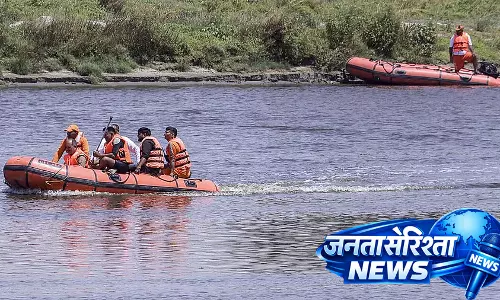 UP : मथुरा में नाव पलटने से मरने वालों की संख्या बढ़कर 15 हुई UP : मथुरा में नाव पलटने से मरने वालों की संख्या बढ़कर 15 हुई
