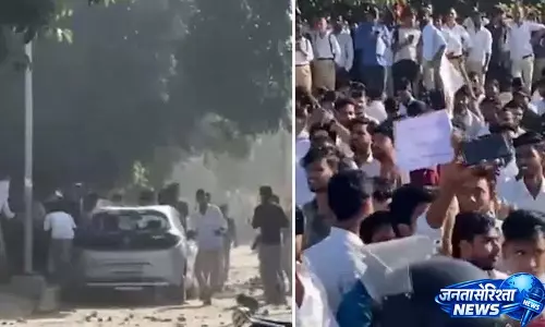 Noida में मज़दूरों का वेतन विरोध हिंसक हुआ, मुख्य सड़कें जाम Noida में मज़दूरों का वेतन विरोध हिंसक हुआ, मुख्य सड़कें जाम