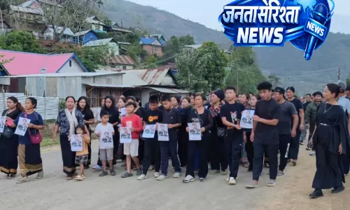 Manipur : कुकी सिविल सोसाइटी ग्रुप्स ने शहीद BSF कांस्टेबल के लिए कैंडल मार्च निकाला Manipur : कुकी सिविल सोसाइटी ग्रुप्स ने शहीद BSF कांस्टेबल के लिए कैंडल मार्च निकाला