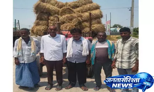 Edulla Mohan Reddy के परिवार ने मट्टापल्ली में गायों के लिए घास वाला ट्रैक्टर दान किया