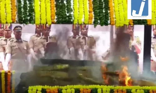 पंचतत्व में विलीन दिग्गज गायिका आशा भोसले, राजकीय सम्मान के साथ हुआ अंतिम संस्कार