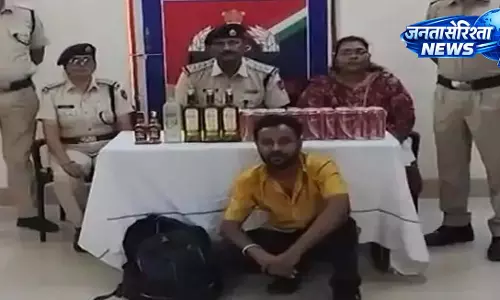 ट्रेन के AC कोच में शराब परोसने का खुलासा, अटेंडेंट गिरफ्तार ट्रेन के AC कोच में शराब परोसने का खुलासा, अटेंडेंट गिरफ्तार