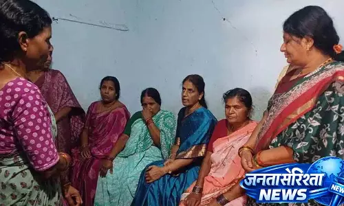 Sabita Indra Reddy ने शंकरपल्ली में दिवंगत बीआरएस नेताओं के परिवारों से मुलाकात की Sabita Indra Reddy ने शंकरपल्ली में दिवंगत बीआरएस नेताओं के परिवारों से मुलाकात की