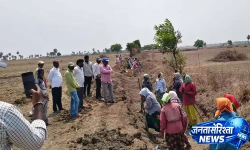 MPDO बंडारू यादगिरी ने चंदूर में रोजगार गारंटी कार्यों का निरीक्षण किया