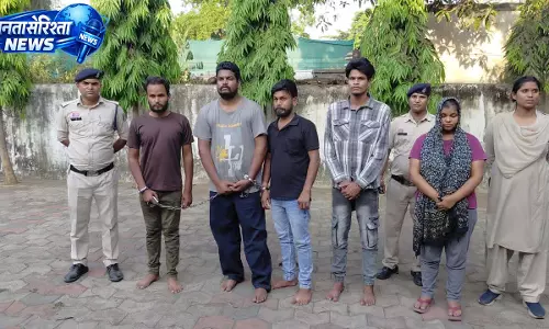 हनीट्रैप से नाबालिग के अपहरण की साजिश, भांजा निकला मास्टरमाइंड, 5 आरोपी गिरफ्तार हनीट्रैप से नाबालिग के अपहरण की साजिश, भांजा निकला मास्टरमाइंड, 5 आरोपी गिरफ्तार