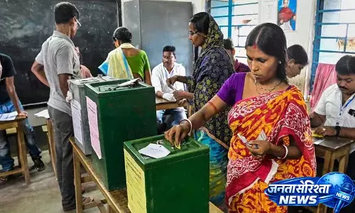 पश्चिम बंगाल के वोटरों को सुप्रीम कोर्ट से कोई राहत नहीं मिली, लेकिन ‘SIR’ प्रोसेस में इसे हटा दिया गया पश्चिम बंगाल के वोटरों को सुप्रीम कोर्ट से कोई राहत नहीं मिली, लेकिन ‘SIR’ प्रोसेस में इसे हटा दिया गया