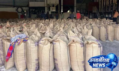 Sircilla में 800 क्विंटल से ज़्यादा PDS चावल ज़ब्त; केस दर्ज Sircilla में 800 क्विंटल से ज़्यादा PDS चावल ज़ब्त; केस दर्ज