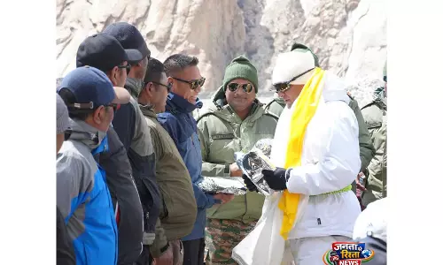 Army ने 42वें सियाचिन दिवस पर वीर जवानों को दी श्रद्धांजलि Army ने 42वें सियाचिन दिवस पर वीर जवानों को दी श्रद्धांजलि