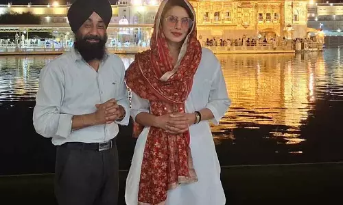 प्रियंका चोपड़ा ने Amritsar के स्वर्ण मंदिर में टेका मत्था प्रियंका चोपड़ा ने Amritsar के स्वर्ण मंदिर में टेका मत्था